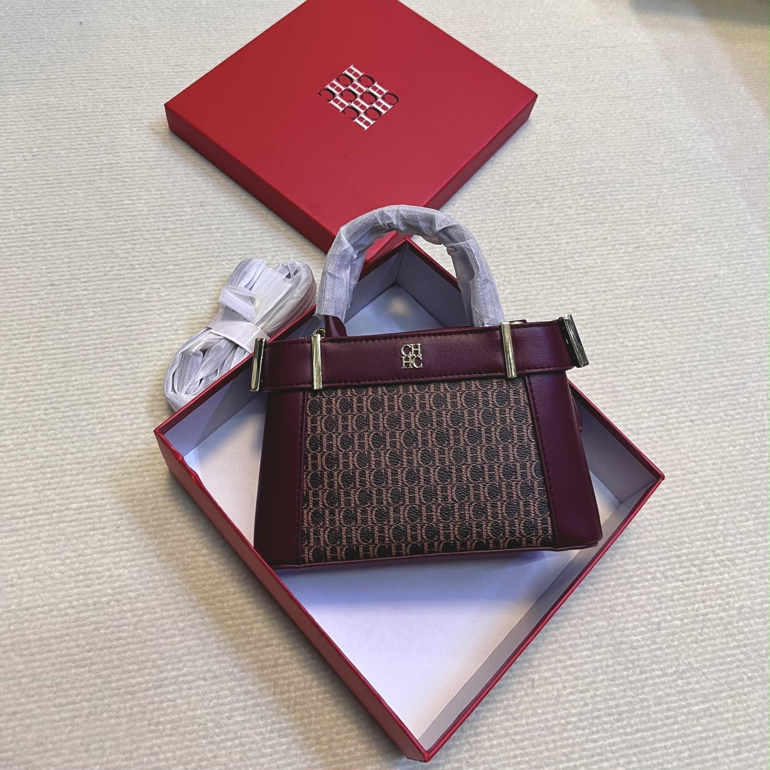 𝟱𝟬% 𝗦𝗽𝗲𝗰𝗶𝗮𝗹 𝗗𝗶𝘀𝗰𝗼𝘂𝗻𝘁 -Premium Quality CH HC Ladies Bag | Made in Italy | Free Delivery All Over Qatar