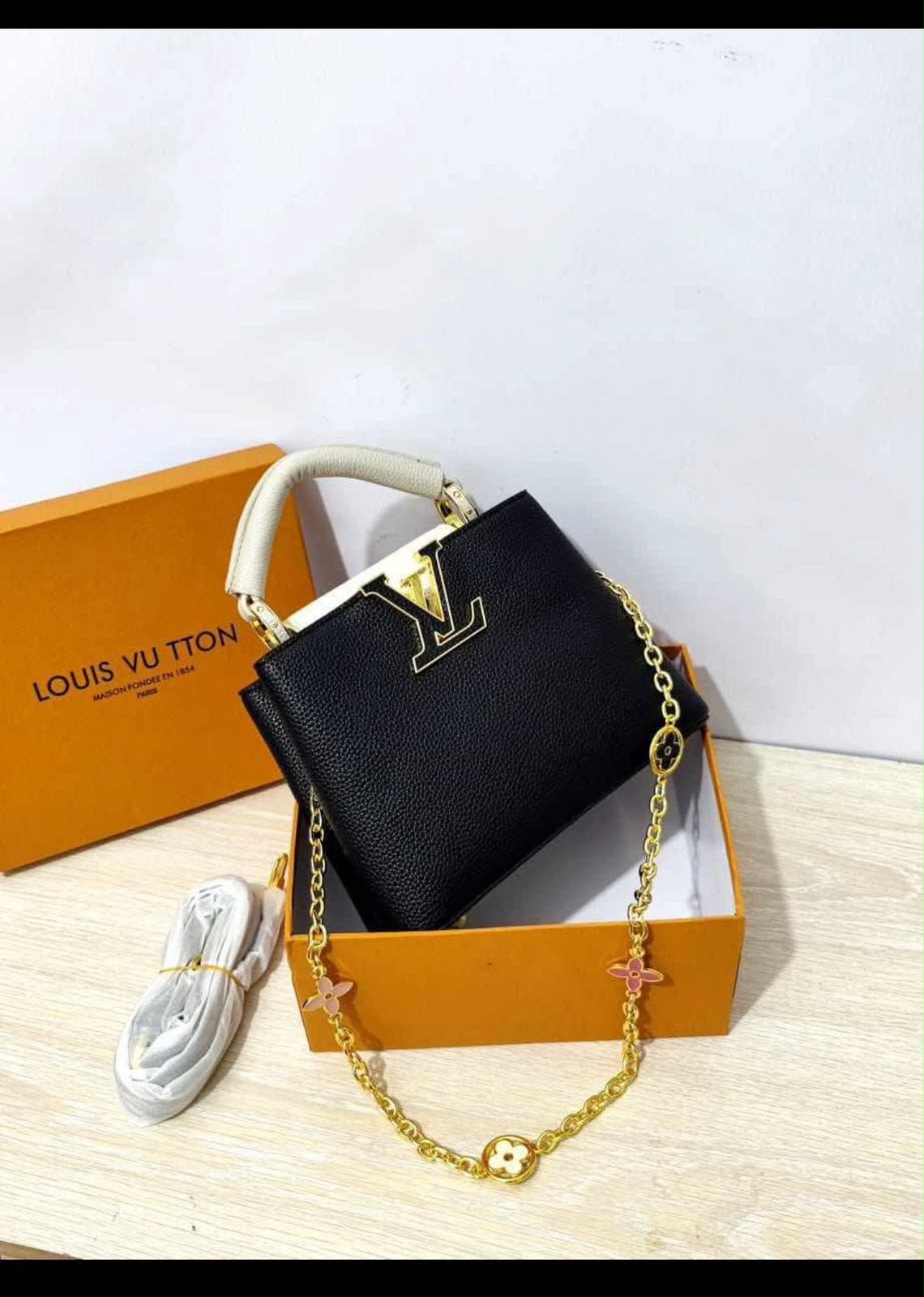 𝟱𝟬% 𝗦𝗽𝗲𝗰𝗶𝗮𝗹 𝗗𝗶𝘀𝗰𝗼𝘂𝗻𝘁 -Premium Quality 𝐥𝐨𝐮𝐢𝐬 𝐯𝐮𝐢𝐭𝐭𝐨𝐧 Ladies Bag | Made in Italy | Free Delivery All Over Qatar