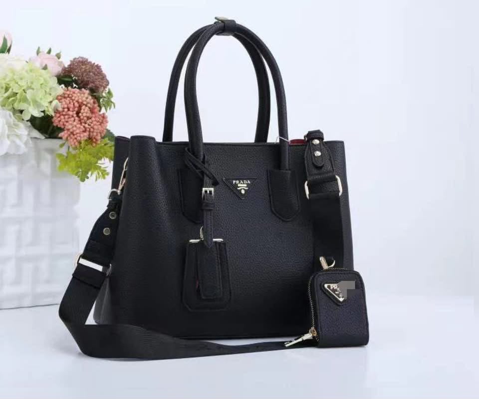 𝟱𝟬% 𝗦𝗽𝗲𝗰𝗶𝗮𝗹 𝗗𝗶𝘀𝗰𝗼𝘂𝗻𝘁 -Premium Quality PRADA Ladies Bag | Made in Italy | Free Delivery All Over Qatar