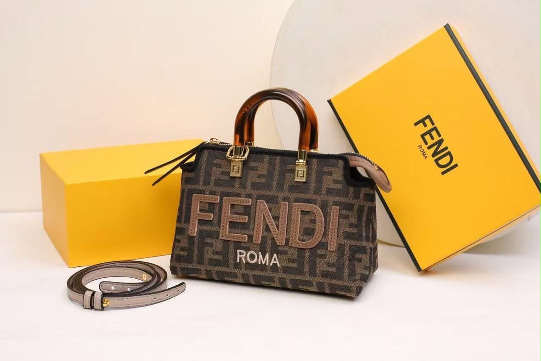 𝟱𝟬% 𝗦𝗽𝗲𝗰𝗶𝗮𝗹 𝗗𝗶𝘀𝗰𝗼𝘂𝗻𝘁 -Premium Quality FENDI Ladies Bag | Made in Italy | Free Delivery All Over Qatar