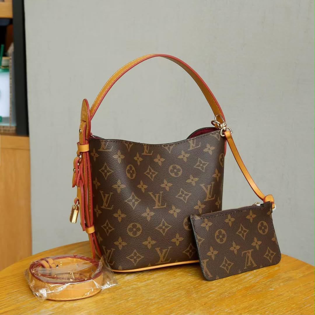 𝟱𝟬% 𝗦𝗽𝗲𝗰𝗶𝗮𝗹 𝗗𝗶𝘀𝗰𝗼𝘂𝗻𝘁 -Premium Quality 𝐥𝐨𝐮𝐢𝐬 𝐯𝐮𝐢𝐭𝐭𝐨𝐧 Ladies Bag | Made in Italy | Free Delivery All Over Qatar