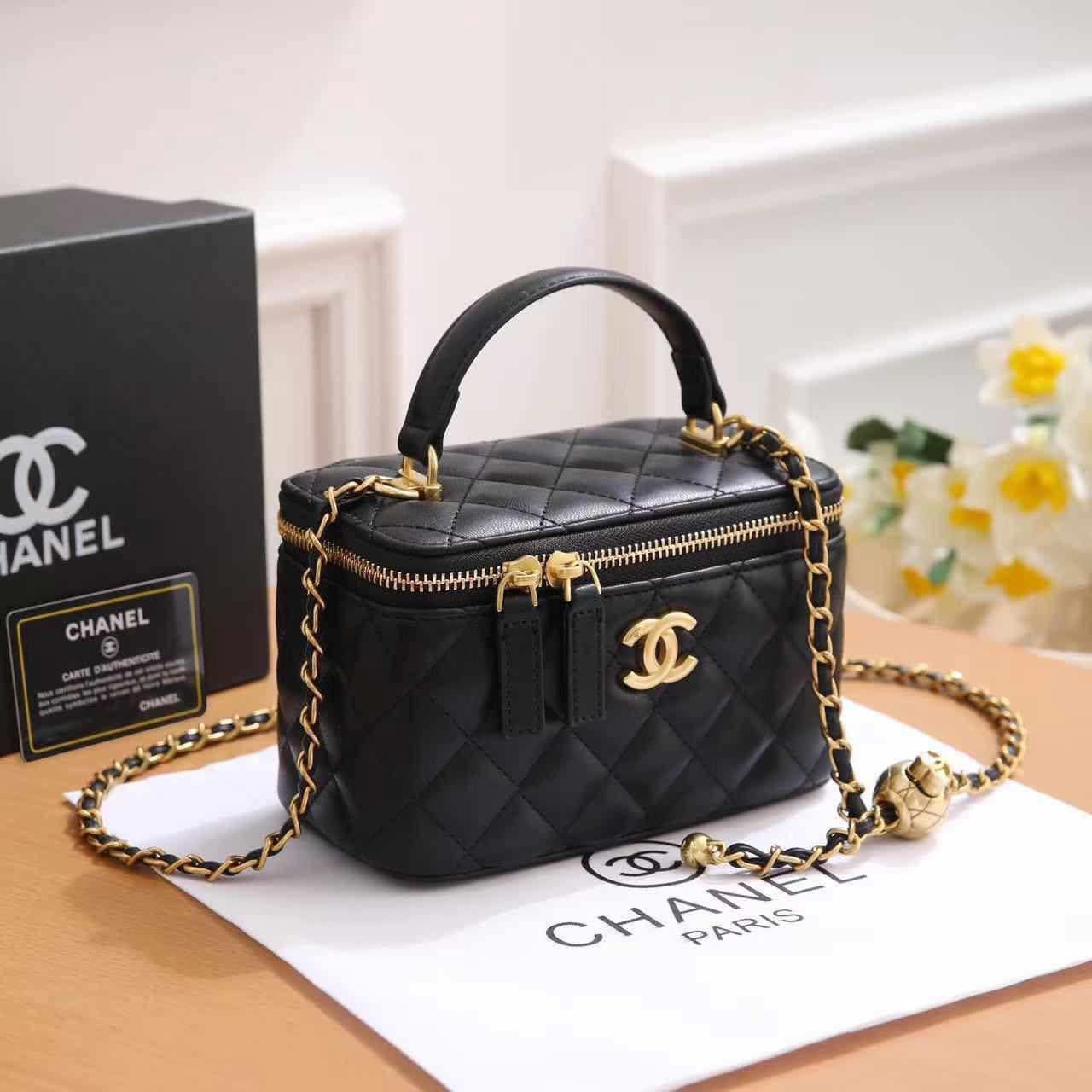 𝟱𝟬% 𝗦𝗽𝗲𝗰𝗶𝗮𝗹 𝗗𝗶𝘀𝗰𝗼𝘂𝗻𝘁 -Premium Quality 𝐂𝐡𝐚𝐧𝐞𝐥 Ladies Bag | Made in Italy | Free Delivery All Over Qatar
